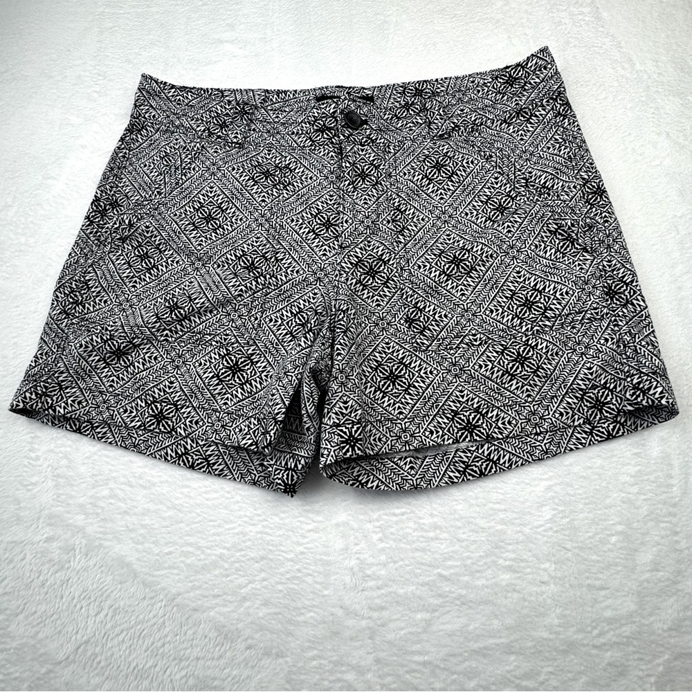 Banana Republic Shorts Womens Size 2. Black White Print. Front/ back pockets.